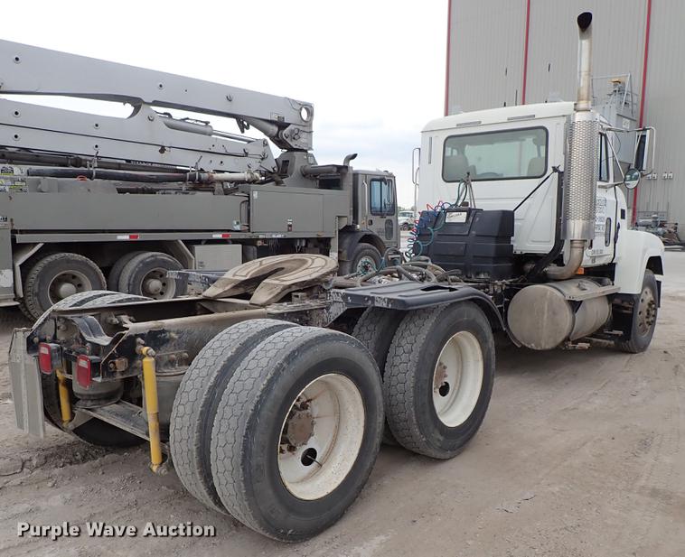image for item DF1114 2002 Mack CH613 semi truck