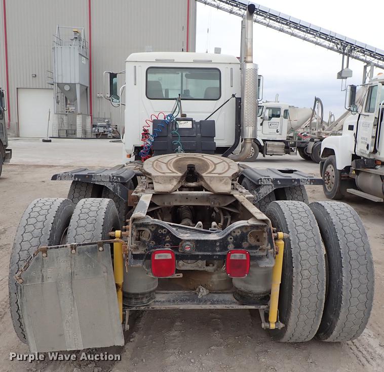 image for item DF1114 2002 Mack CH613 semi truck