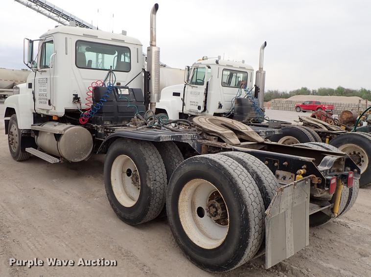 image for item DF1114 2002 Mack CH613 semi truck