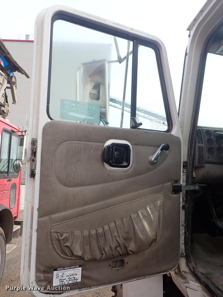 image for item DF1114 2002 Mack CH613 semi truck