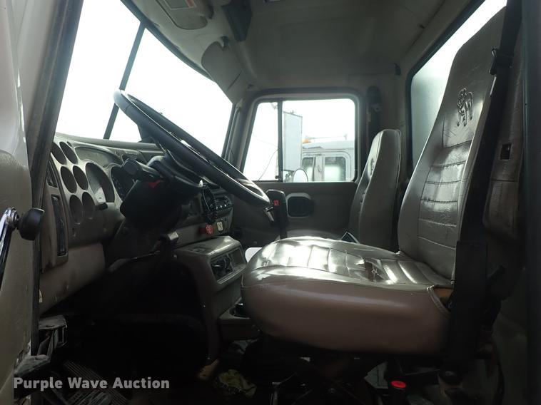 image for item DF1114 2002 Mack CH613 semi truck