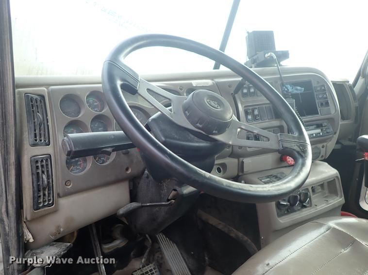 image for item DF1114 2002 Mack CH613 semi truck