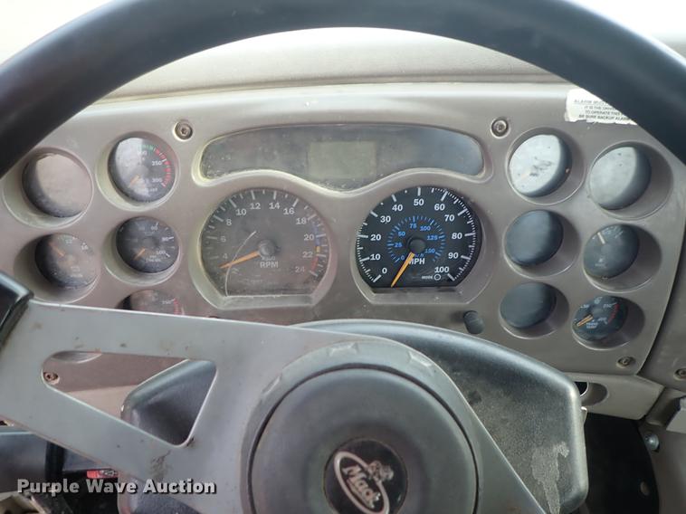 image for item DF1114 2002 Mack CH613 semi truck