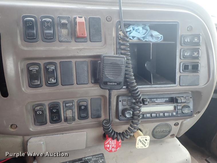 image for item DF1114 2002 Mack CH613 semi truck