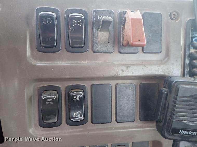 image for item DF1114 2002 Mack CH613 semi truck