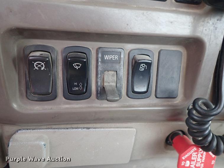 image for item DF1114 2002 Mack CH613 semi truck