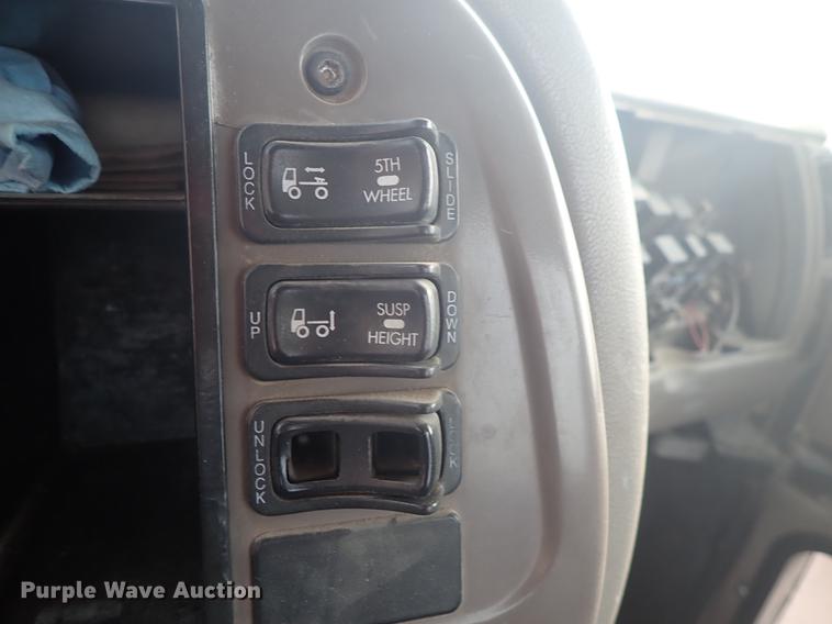 image for item DF1114 2002 Mack CH613 semi truck