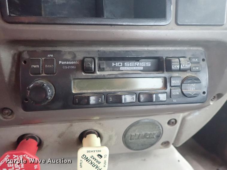 image for item DF1114 2002 Mack CH613 semi truck