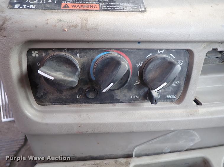 image for item DF1114 2002 Mack CH613 semi truck