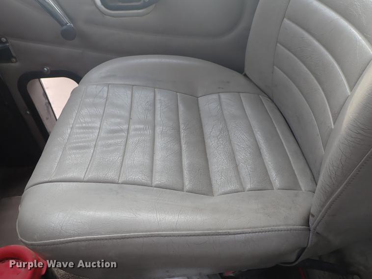 image for item DF1114 2002 Mack CH613 semi truck