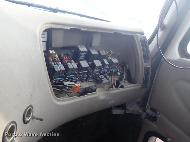 image for item DF1114 2002 Mack CH613 semi truck