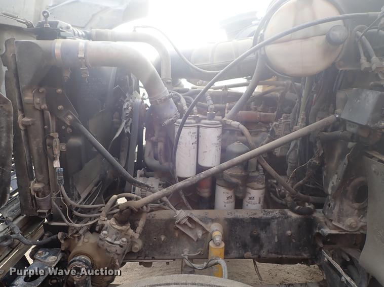 image for item DF1114 2002 Mack CH613 semi truck