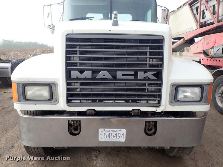 image for item DF1114 2002 Mack CH613 semi truck