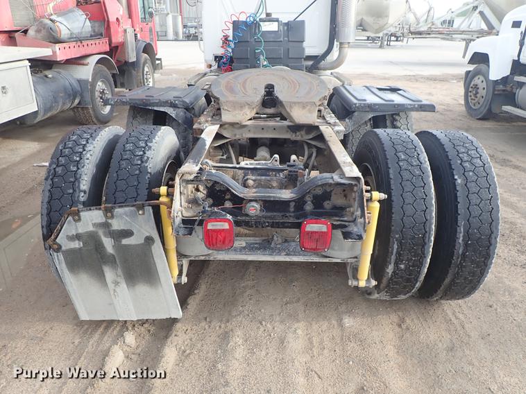 image for item DF1114 2002 Mack CH613 semi truck