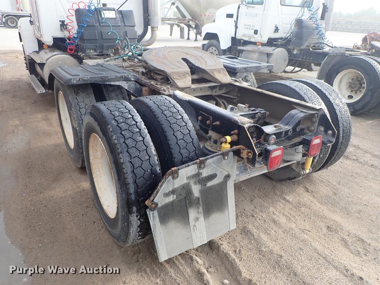 image for item DF1114 2002 Mack CH613 semi truck