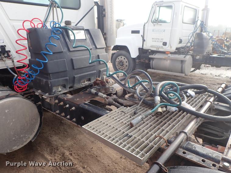 image for item DF1114 2002 Mack CH613 semi truck