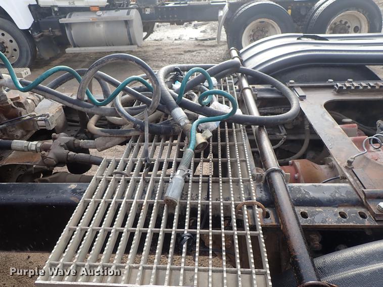 image for item DF1114 2002 Mack CH613 semi truck