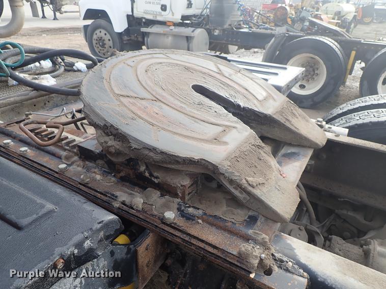 image for item DF1114 2002 Mack CH613 semi truck