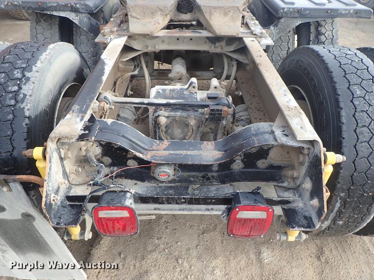 image for item DF1114 2002 Mack CH613 semi truck