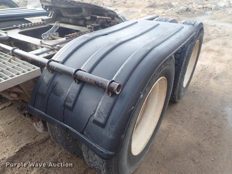 image for item DF1114 2002 Mack CH613 semi truck