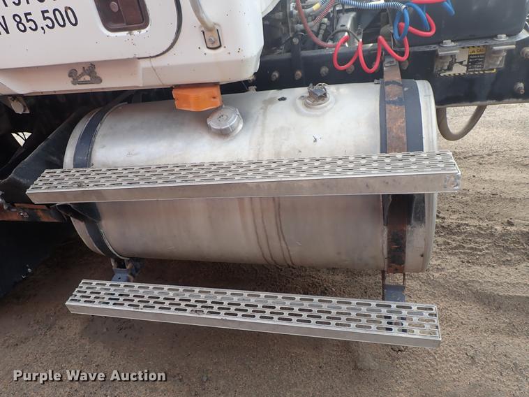 image for item DF1114 2002 Mack CH613 semi truck