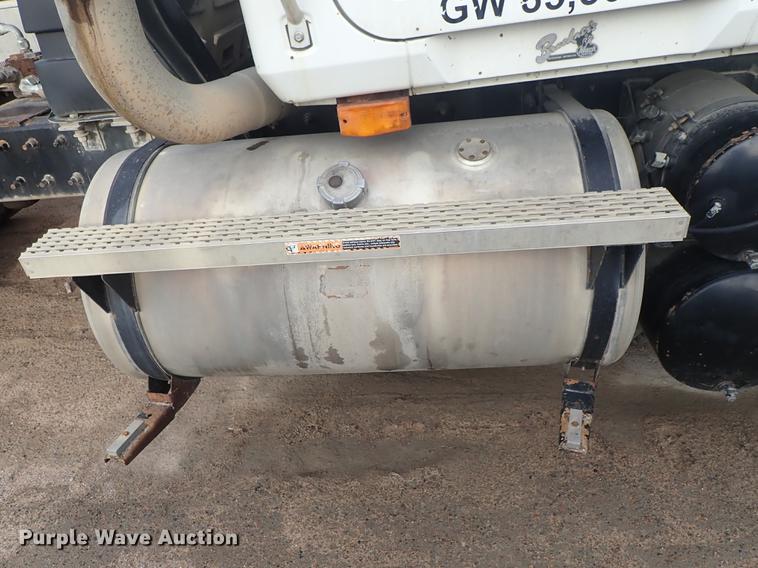 image for item DF1114 2002 Mack CH613 semi truck