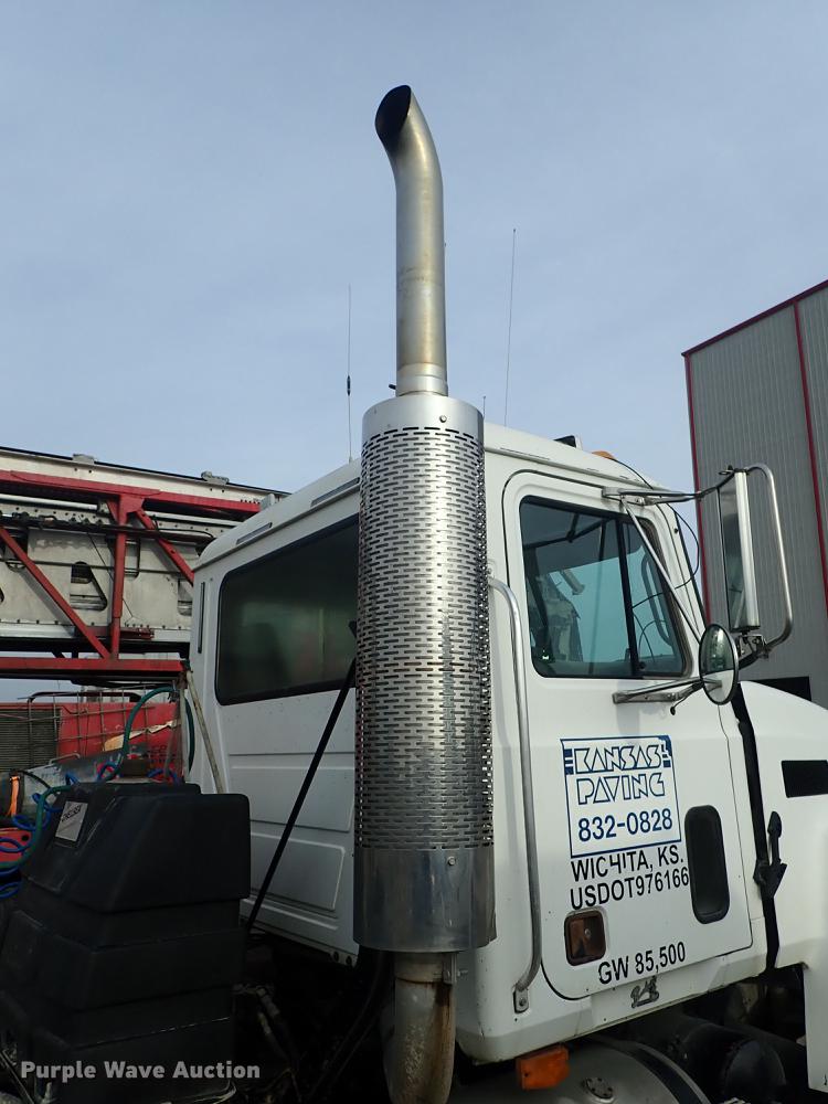 image for item DF1114 2002 Mack CH613 semi truck