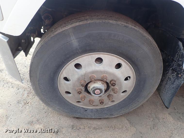 image for item DF1114 2002 Mack CH613 semi truck