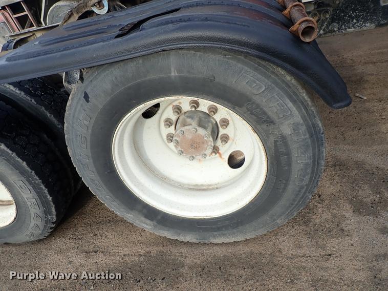 image for item DF1114 2002 Mack CH613 semi truck