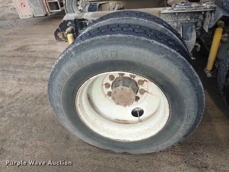 image for item DF1114 2002 Mack CH613 semi truck