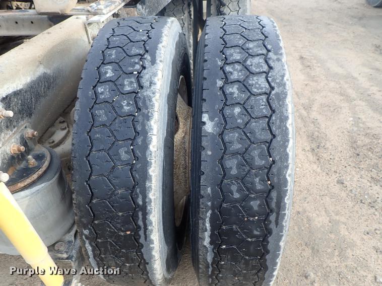 image for item DF1114 2002 Mack CH613 semi truck