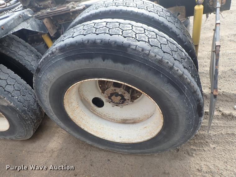 image for item DF1114 2002 Mack CH613 semi truck