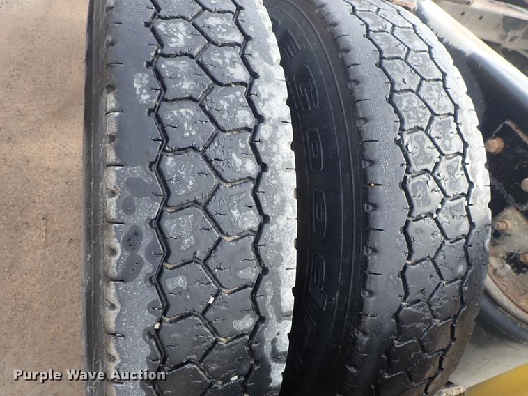 image for item DF1114 2002 Mack CH613 semi truck