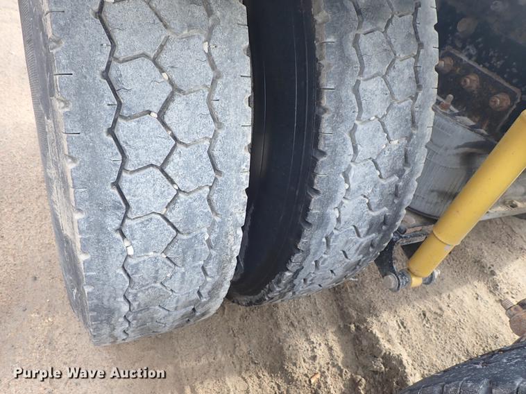 image for item DF1114 2002 Mack CH613 semi truck