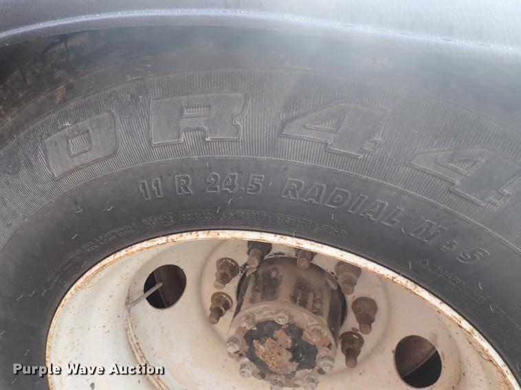 image for item DF1114 2002 Mack CH613 semi truck