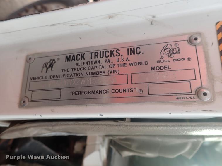 image for item DF1114 2002 Mack CH613 semi truck