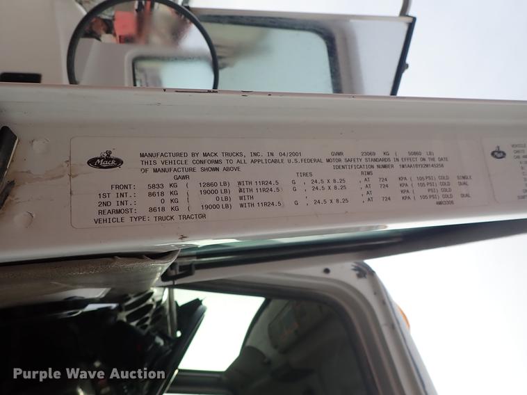 image for item DF1114 2002 Mack CH613 semi truck