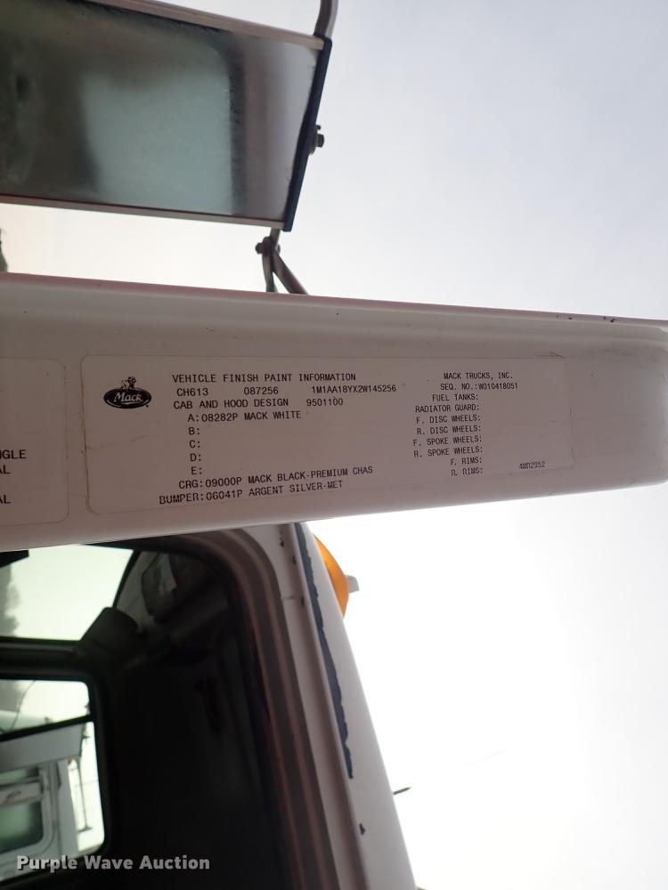 image for item DF1114 2002 Mack CH613 semi truck