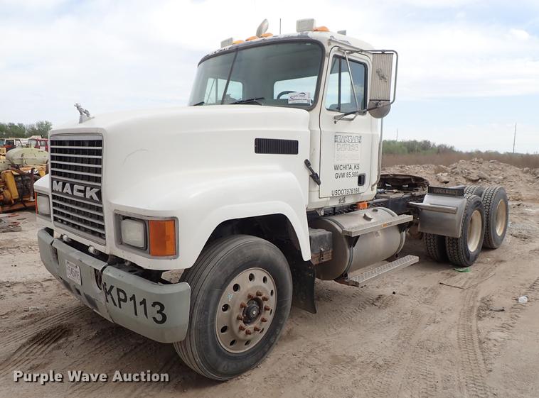 image for item DF1117 2002 Mack CH613 semi truck