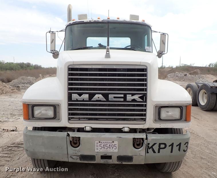 image for item DF1117 2002 Mack CH613 semi truck