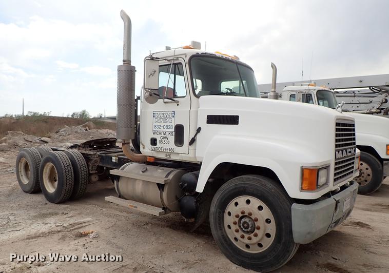image for item DF1117 2002 Mack CH613 semi truck