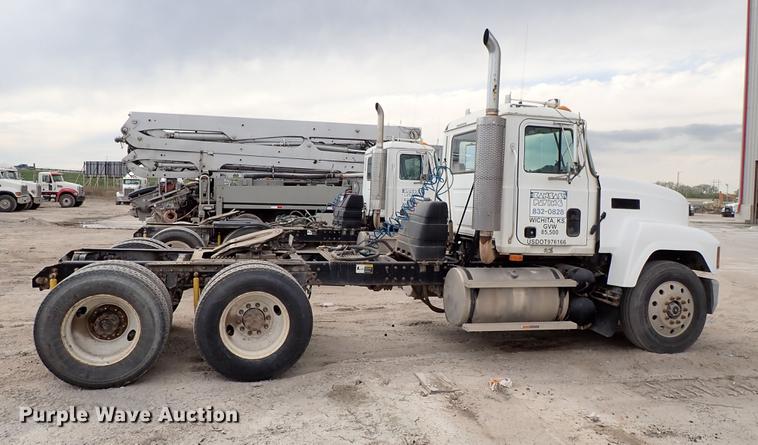 image for item DF1117 2002 Mack CH613 semi truck