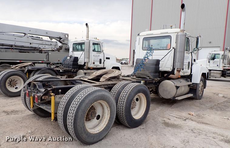 image for item DF1117 2002 Mack CH613 semi truck