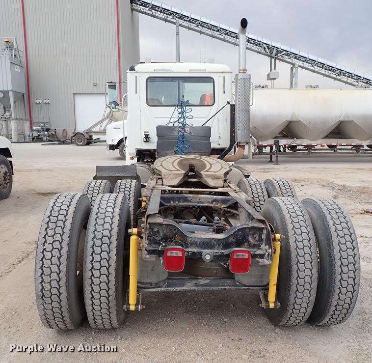 image for item DF1117 2002 Mack CH613 semi truck