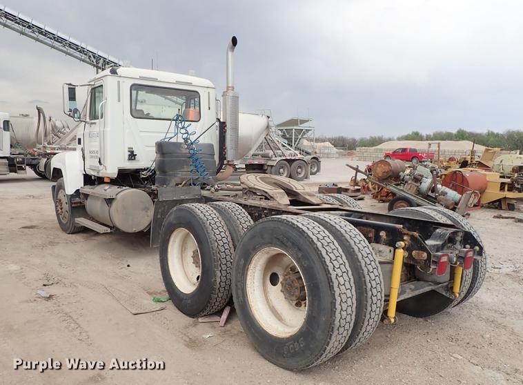 image for item DF1117 2002 Mack CH613 semi truck