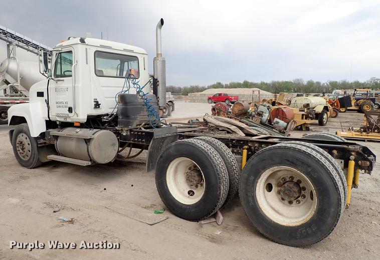 image for item DF1117 2002 Mack CH613 semi truck