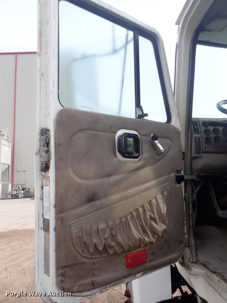 image for item DF1117 2002 Mack CH613 semi truck