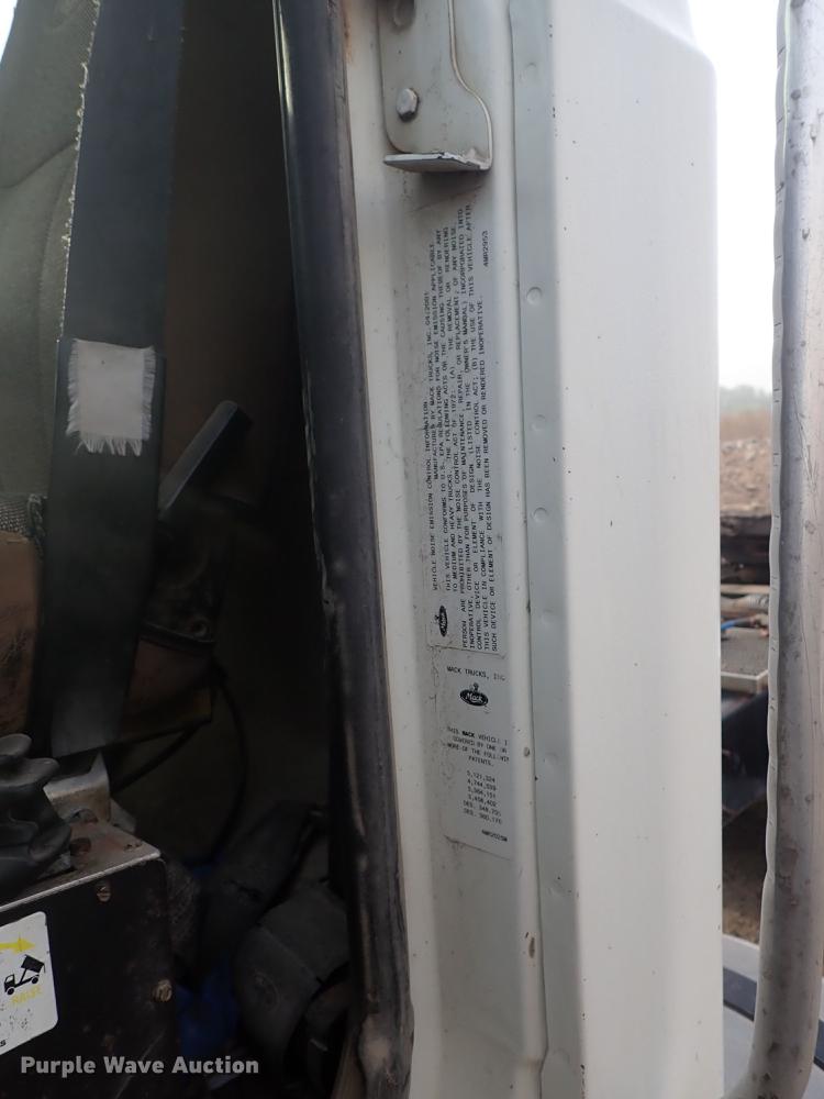 image for item DF1117 2002 Mack CH613 semi truck