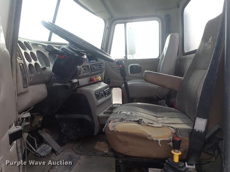 image for item DF1117 2002 Mack CH613 semi truck