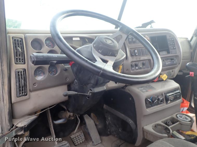 image for item DF1117 2002 Mack CH613 semi truck